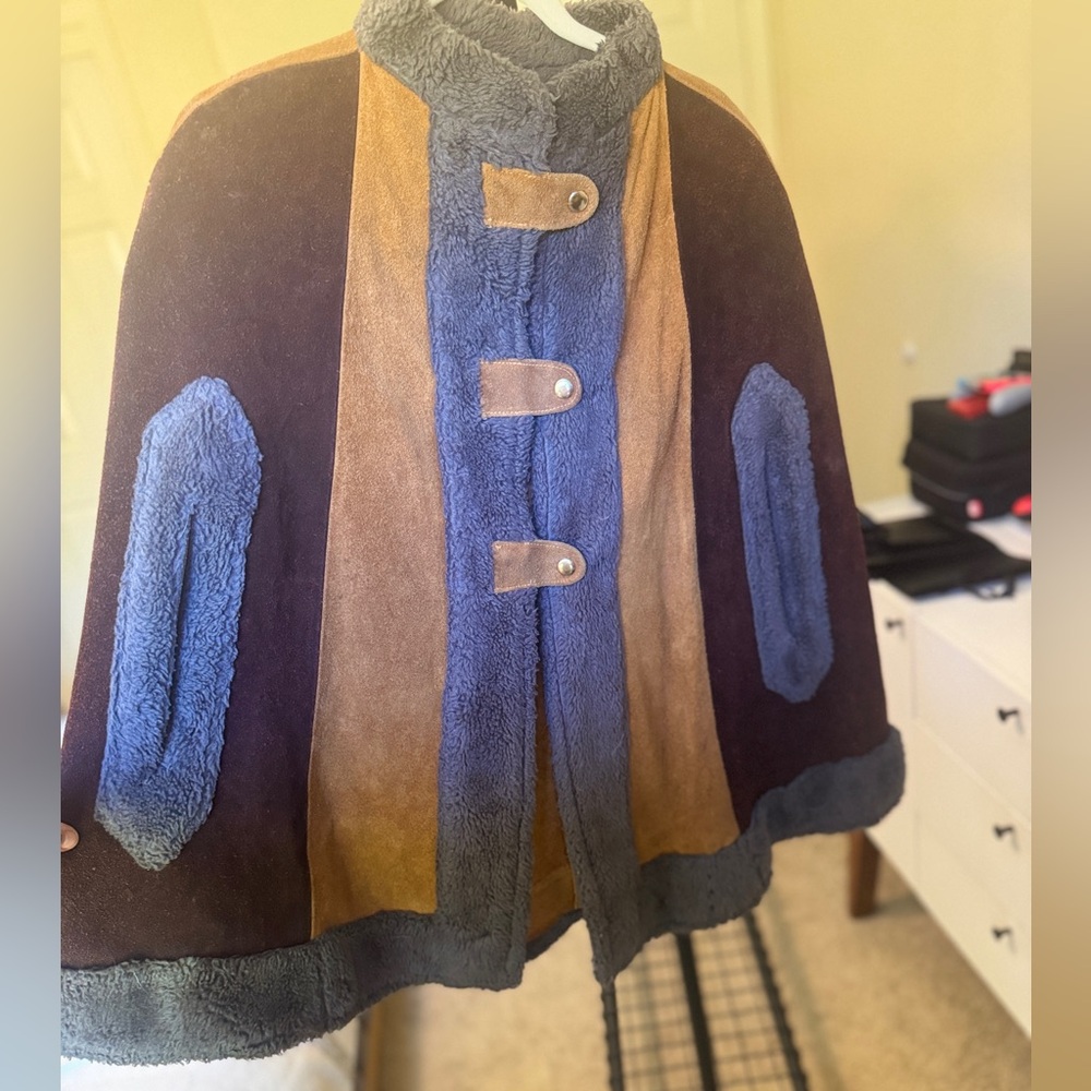 Vintage 1970s Real Suede Shearling Cape Coat – Boho Western Toggle Poncho